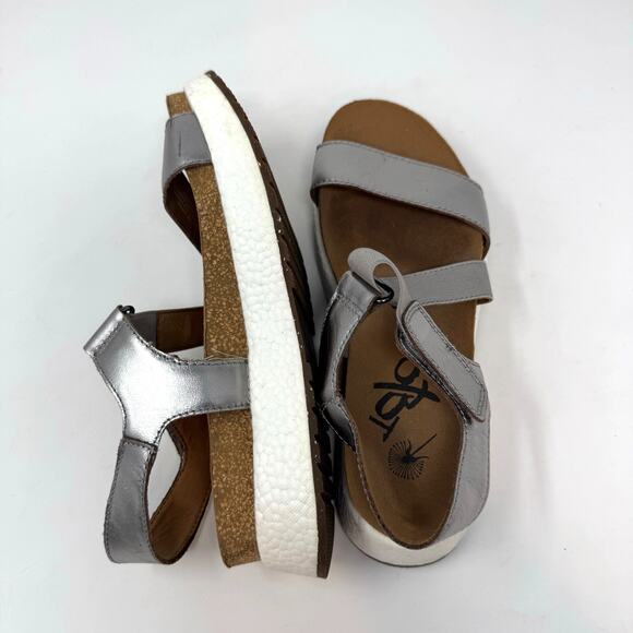 OTBT Sierra Metallic Platform Sandals Shoes Womens 7 Silver Pewter Beach Coastal - Picture 7 of 10